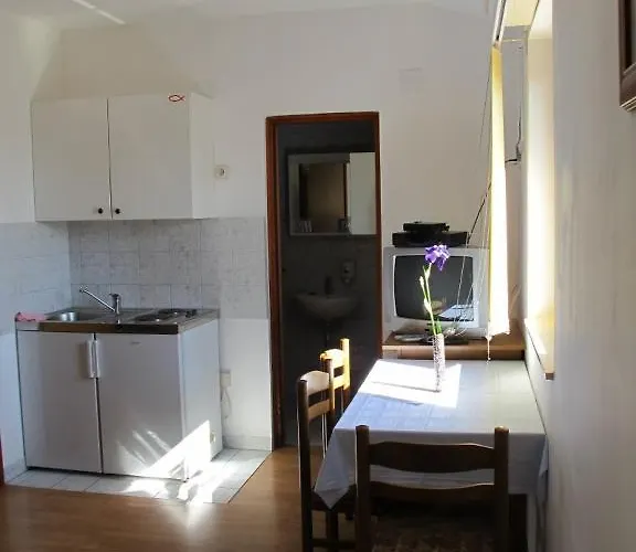 And Degenija 3* Стариград-Пакленица